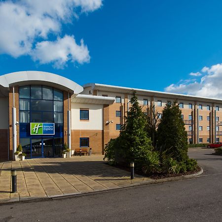 Holiday Inn Express Newport By Ihg Экстерьер фото