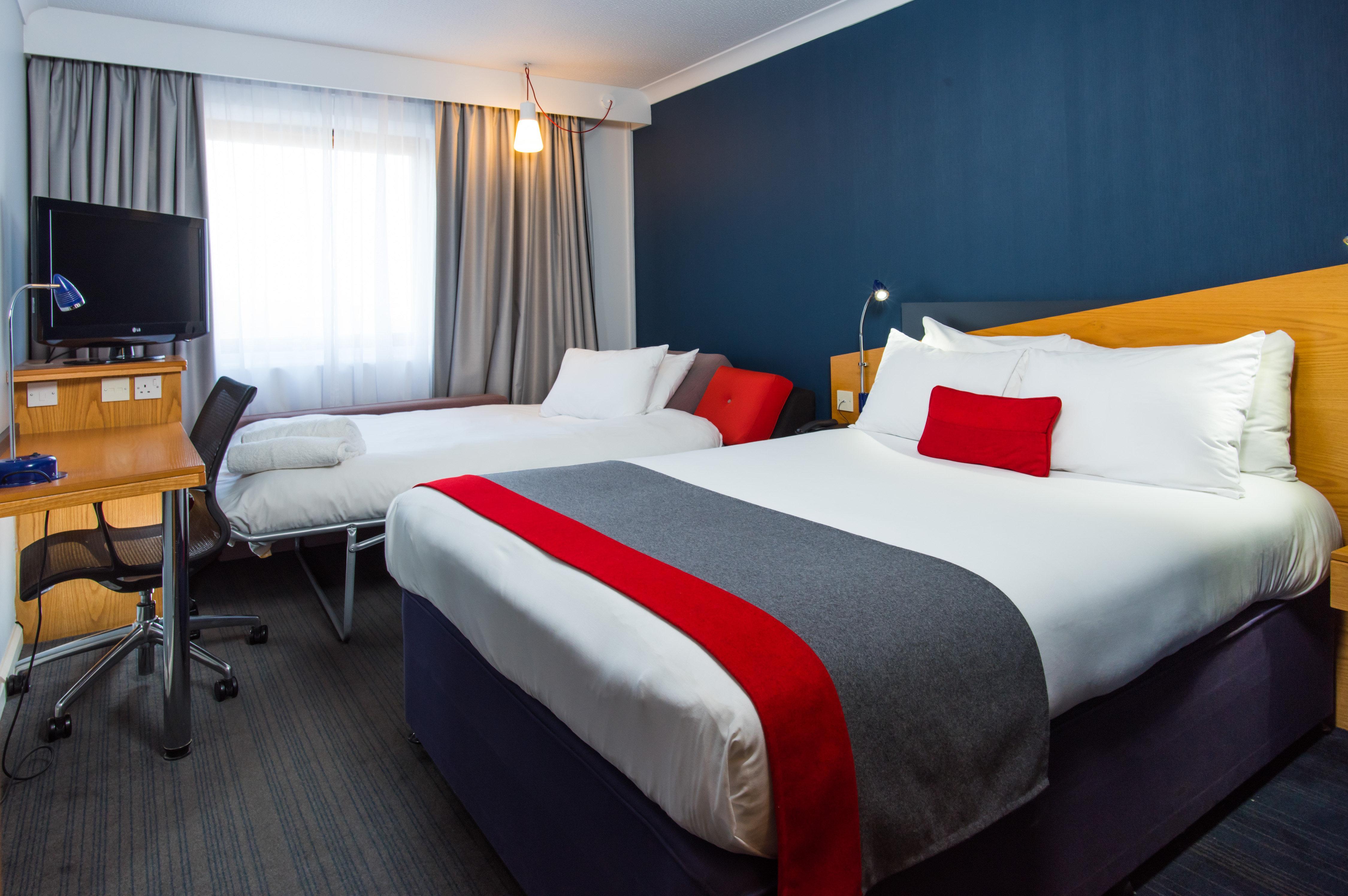 Holiday Inn Express Newport By Ihg Экстерьер фото