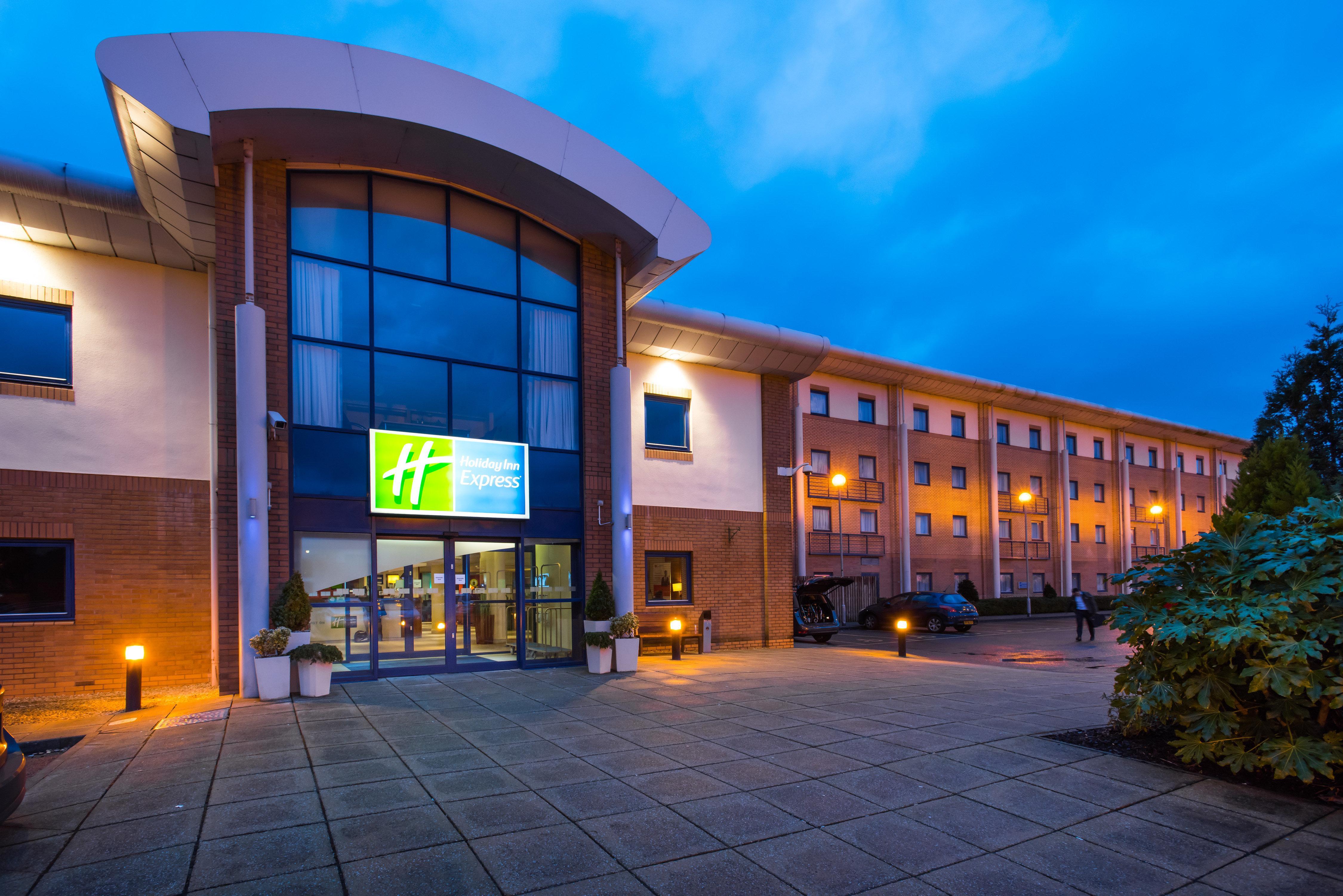 Holiday Inn Express Newport By Ihg Экстерьер фото