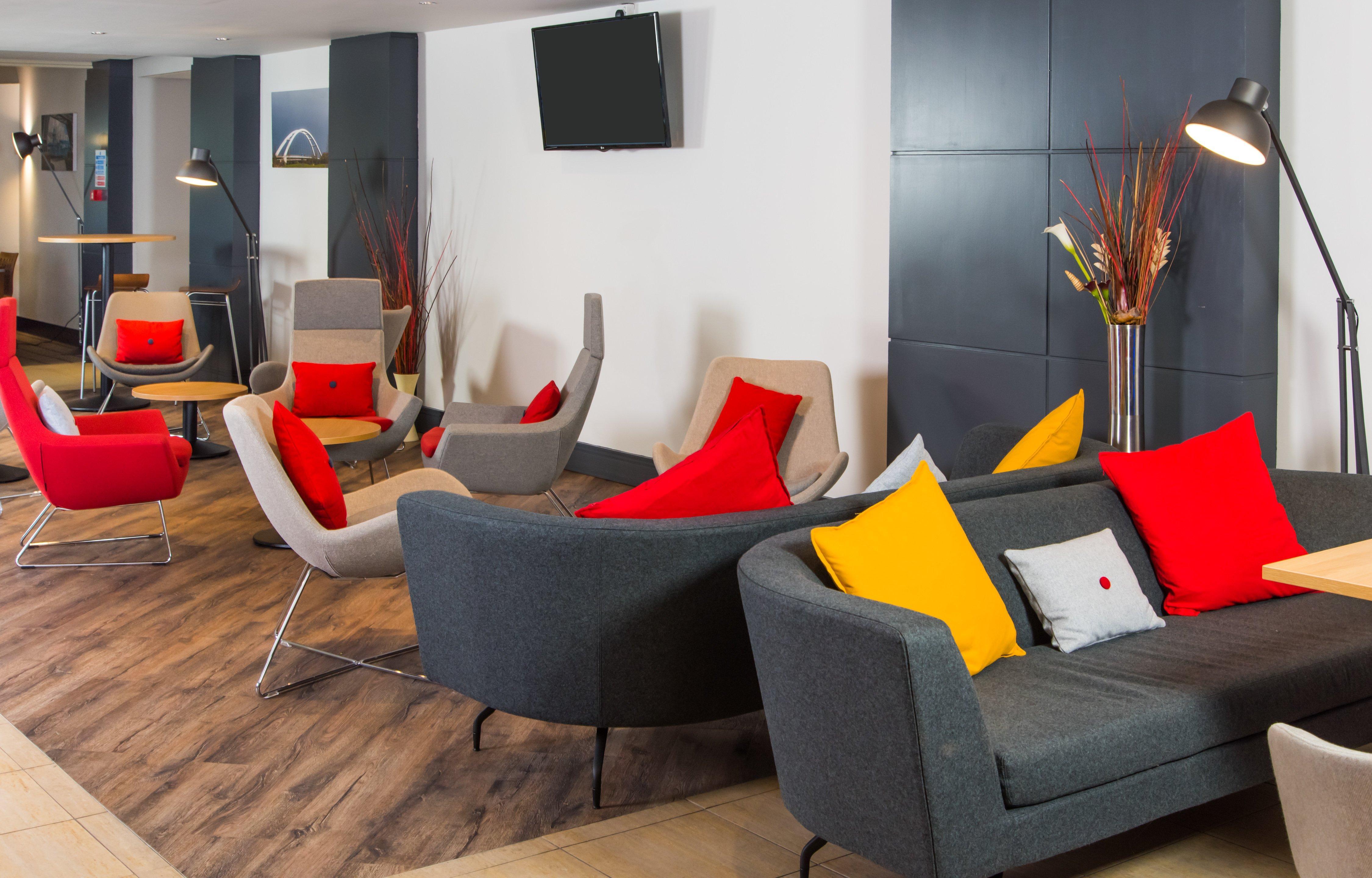 Holiday Inn Express Newport By Ihg Экстерьер фото