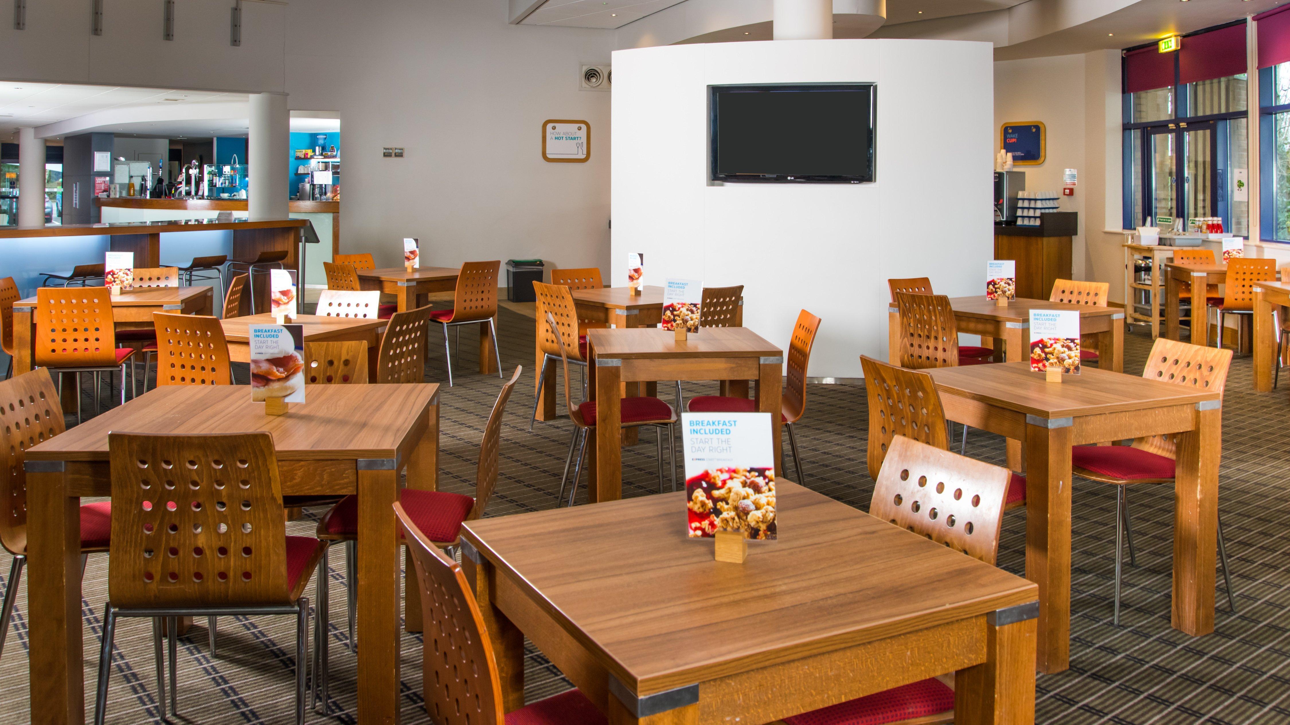 Holiday Inn Express Newport By Ihg Экстерьер фото