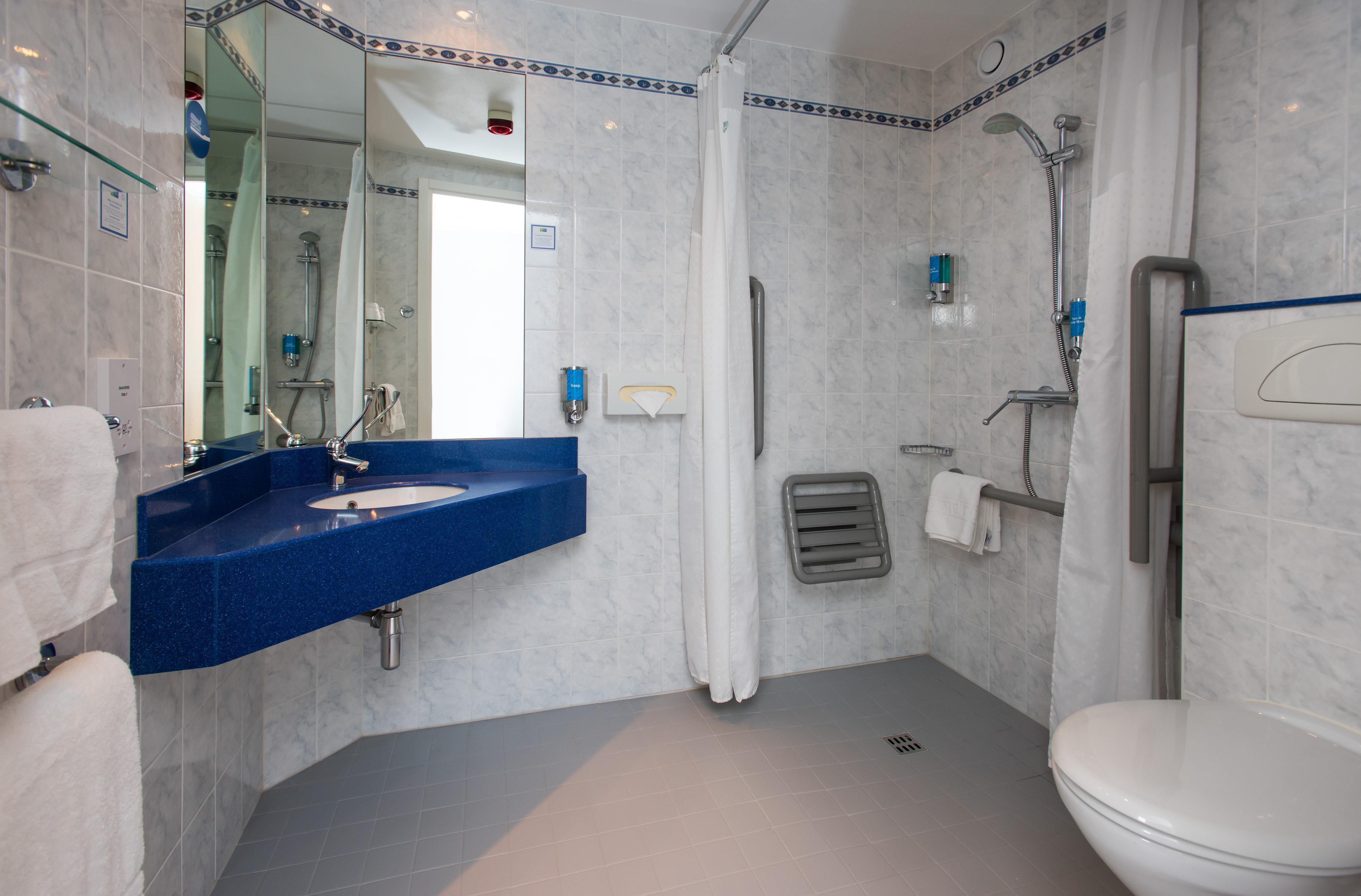Holiday Inn Express Newport By Ihg Экстерьер фото