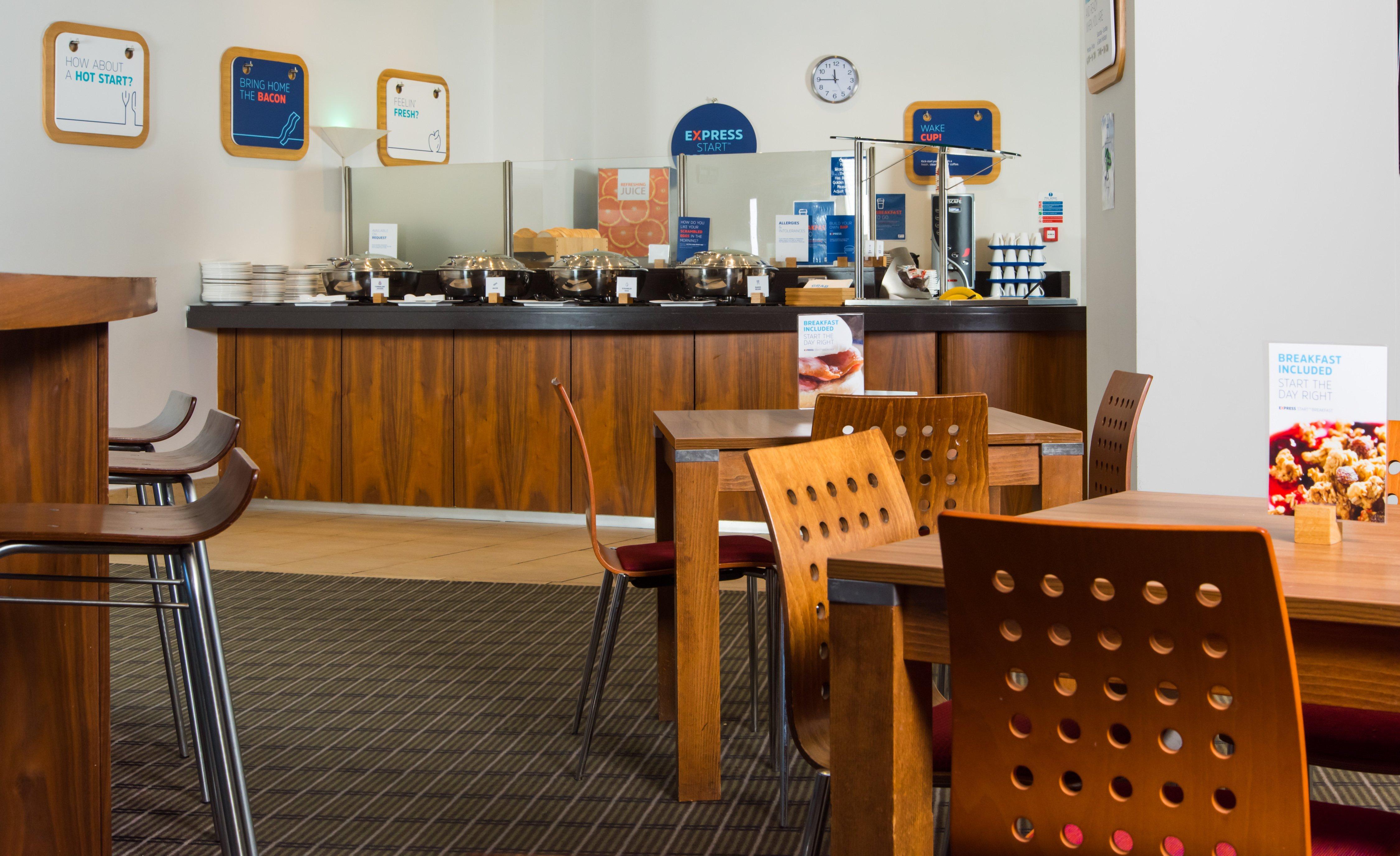 Holiday Inn Express Newport By Ihg Экстерьер фото