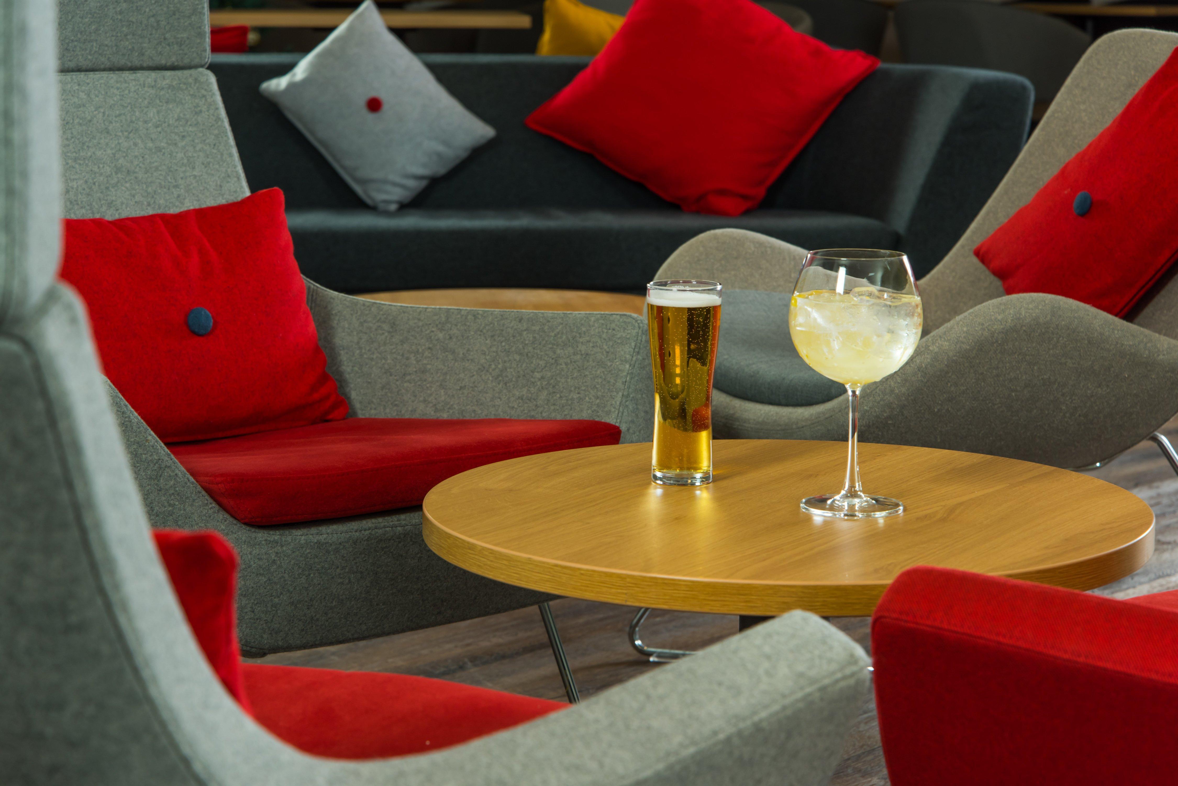 Holiday Inn Express Newport By Ihg Экстерьер фото