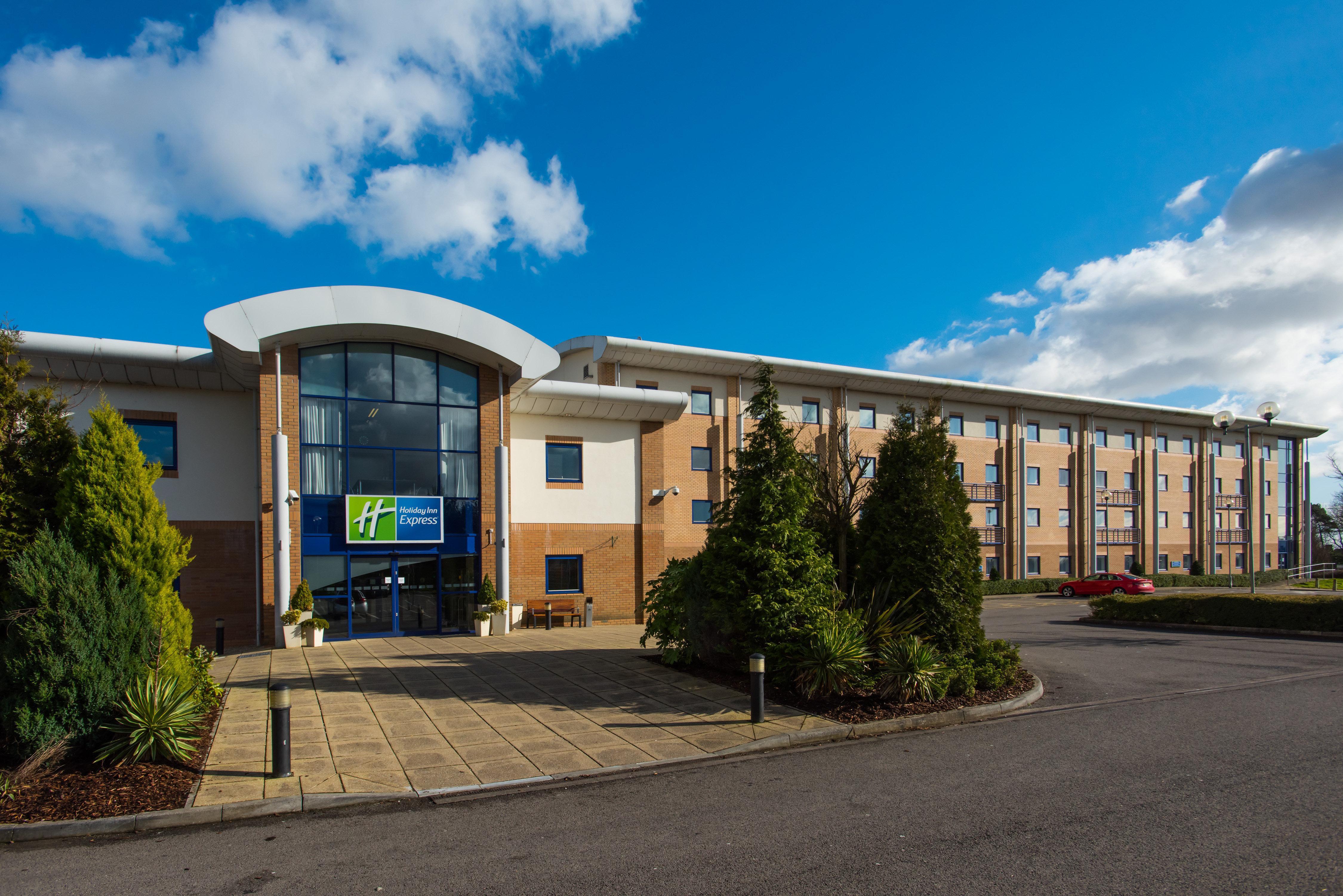 Holiday Inn Express Newport By Ihg Экстерьер фото
