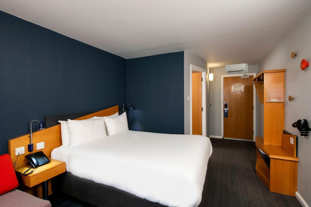 Holiday Inn Express Newport By Ihg Экстерьер фото