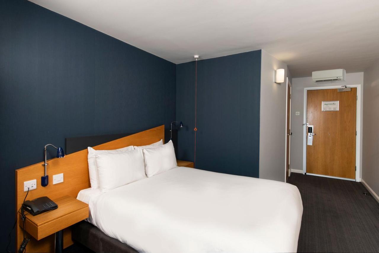 Holiday Inn Express Newport By Ihg Экстерьер фото