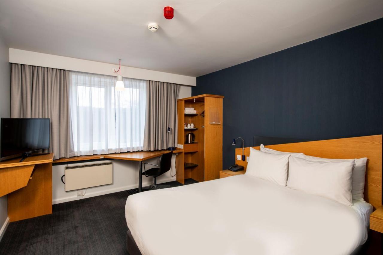 Holiday Inn Express Newport By Ihg Экстерьер фото