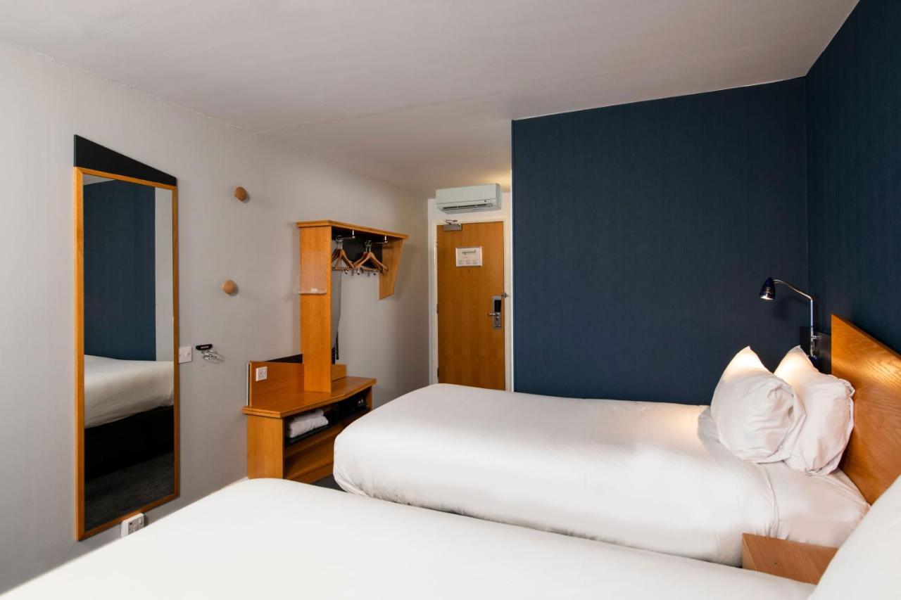 Holiday Inn Express Newport By Ihg Экстерьер фото