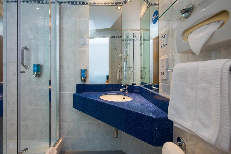 Holiday Inn Express Newport By Ihg Экстерьер фото