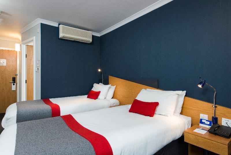 Holiday Inn Express Newport By Ihg Экстерьер фото