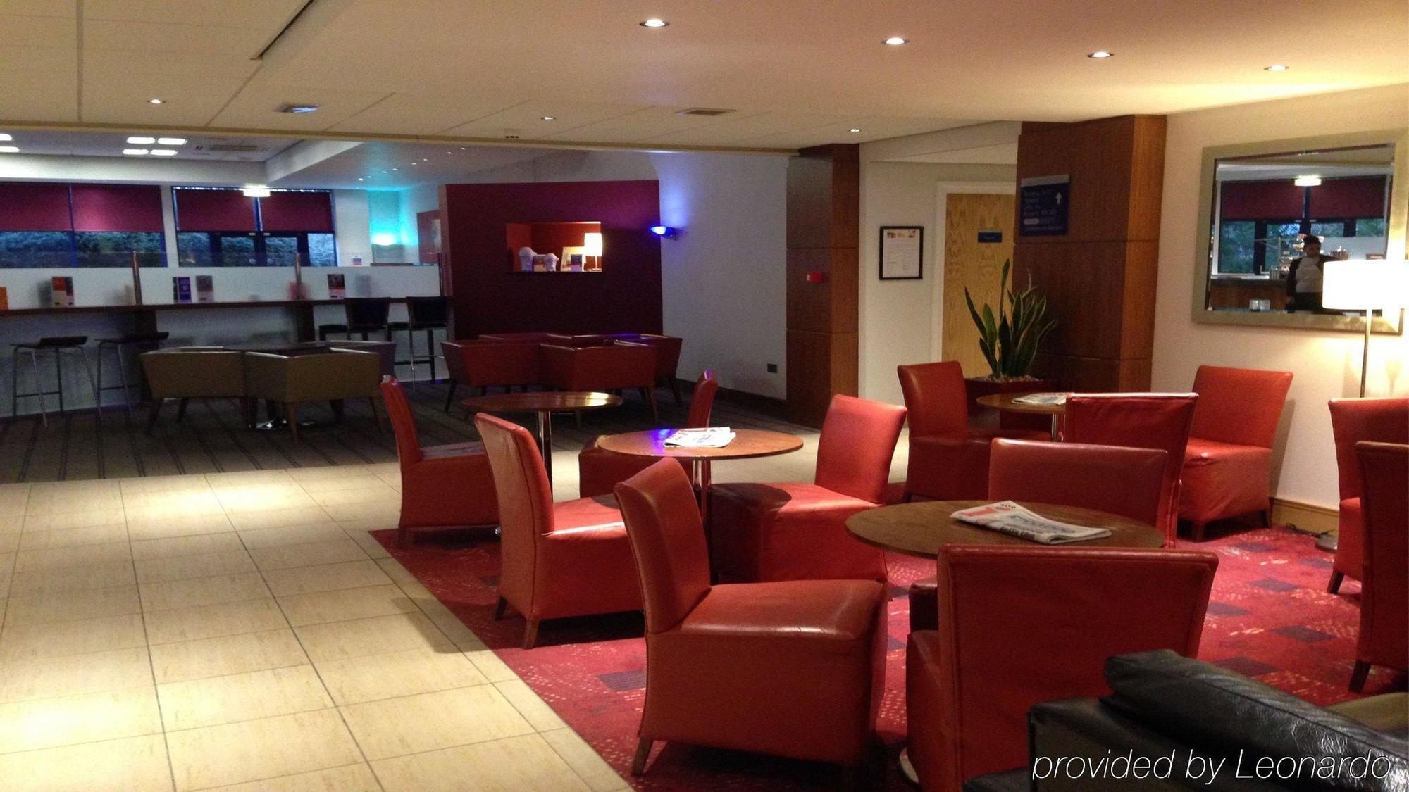 Holiday Inn Express Newport By Ihg Экстерьер фото