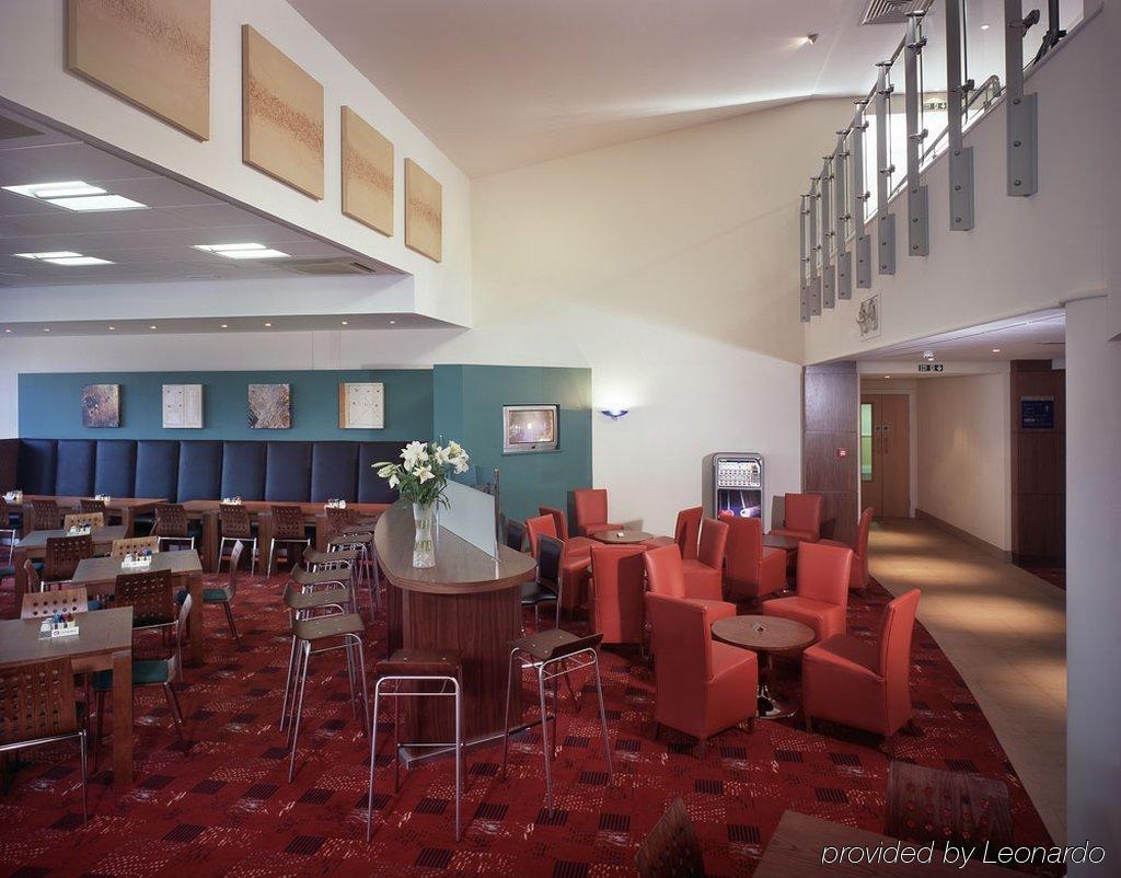 Holiday Inn Express Newport By Ihg Экстерьер фото