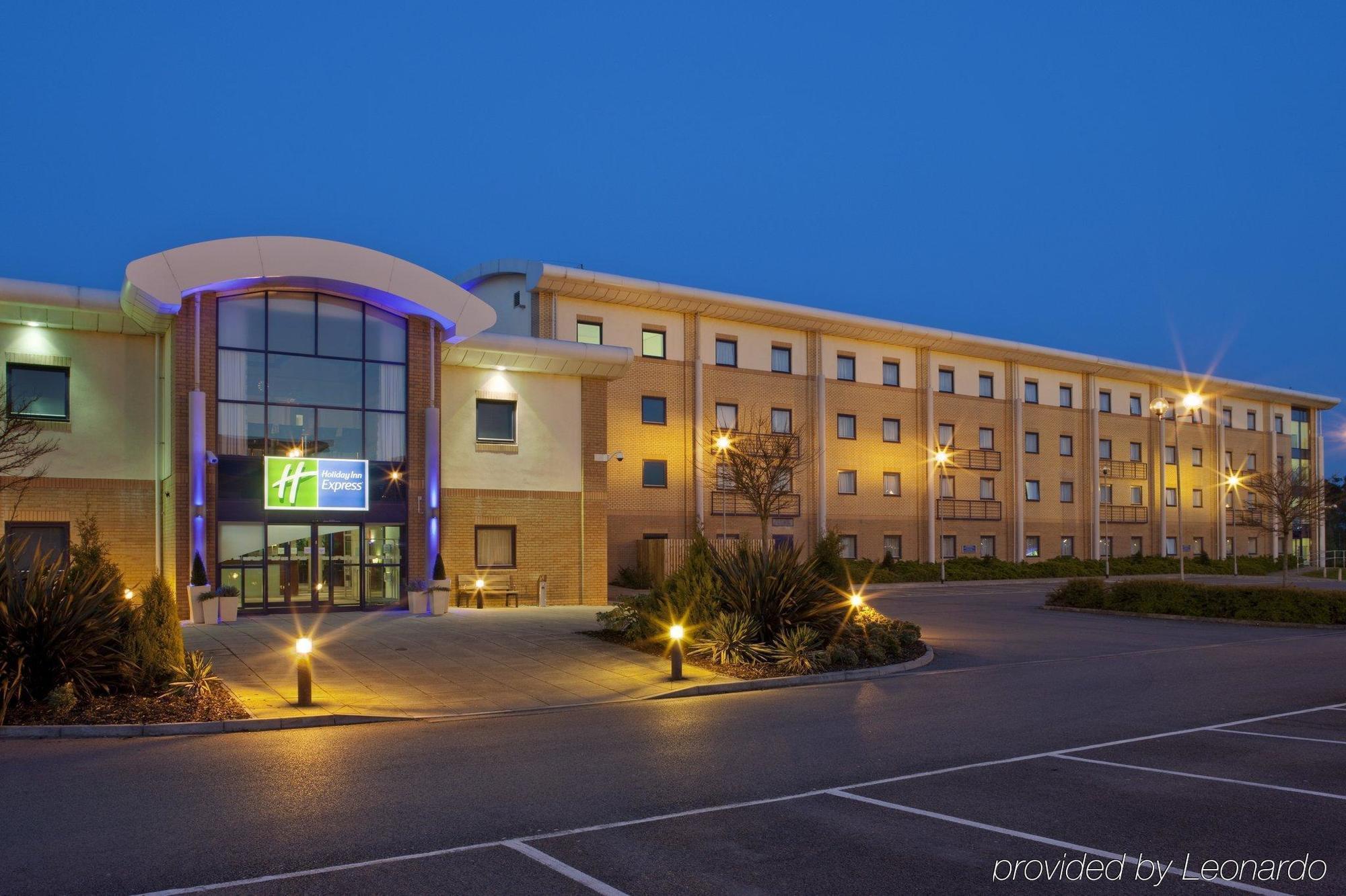 Holiday Inn Express Newport By Ihg Экстерьер фото