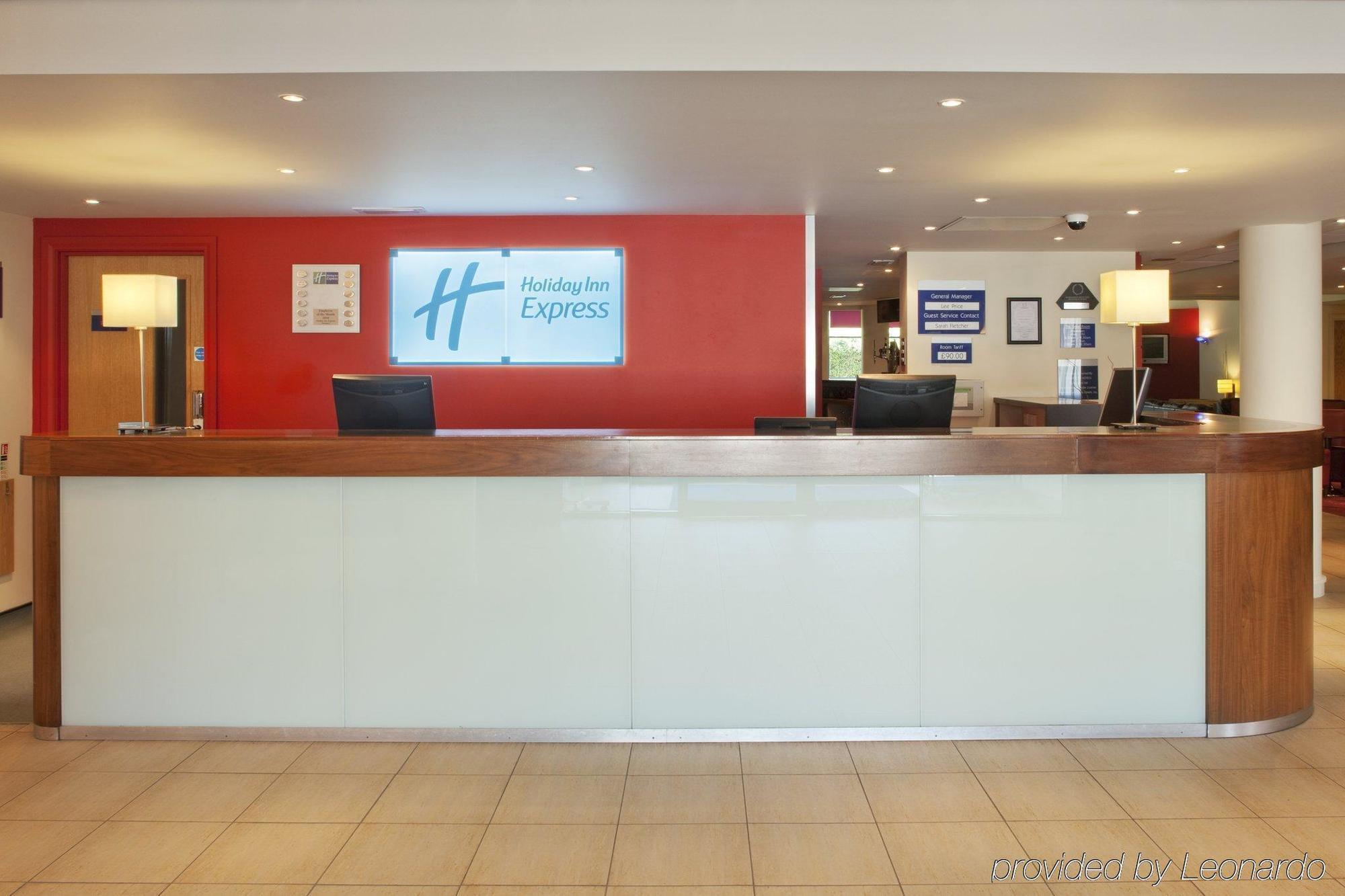 Holiday Inn Express Newport By Ihg Экстерьер фото