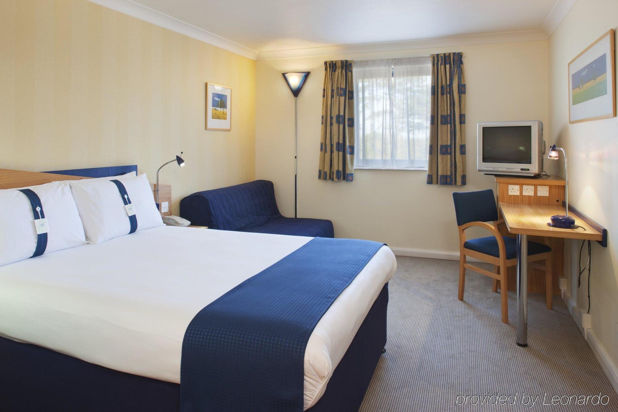 Holiday Inn Express Newport By Ihg Экстерьер фото