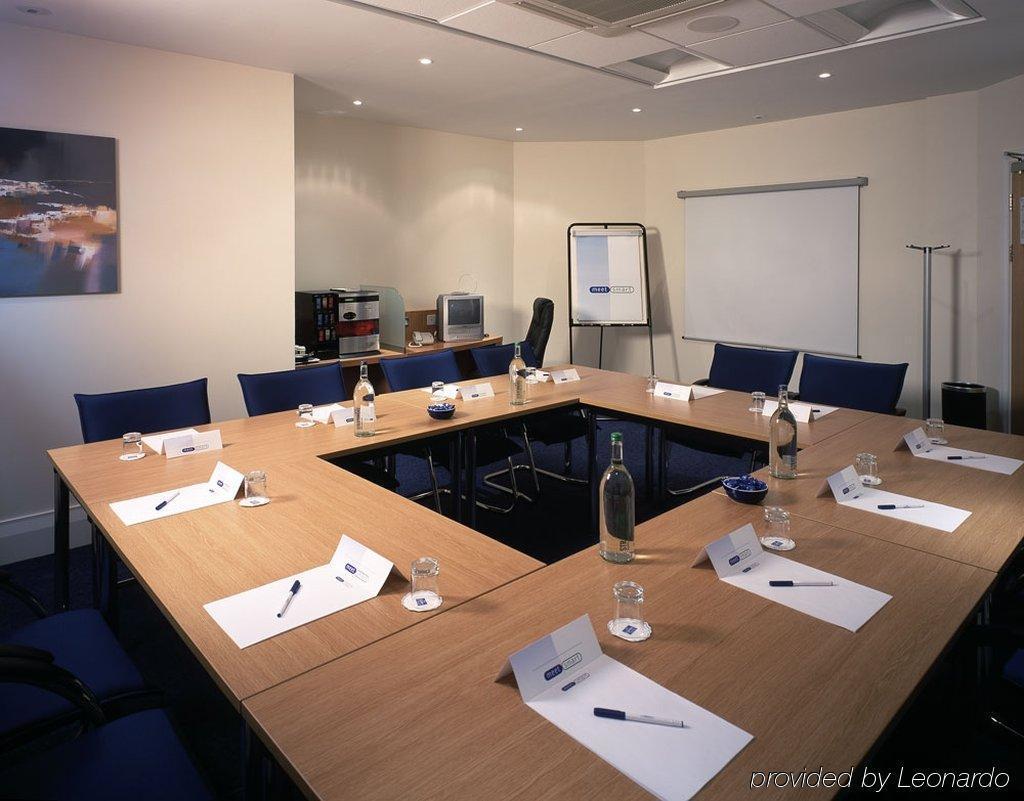 Holiday Inn Express Newport By Ihg Экстерьер фото