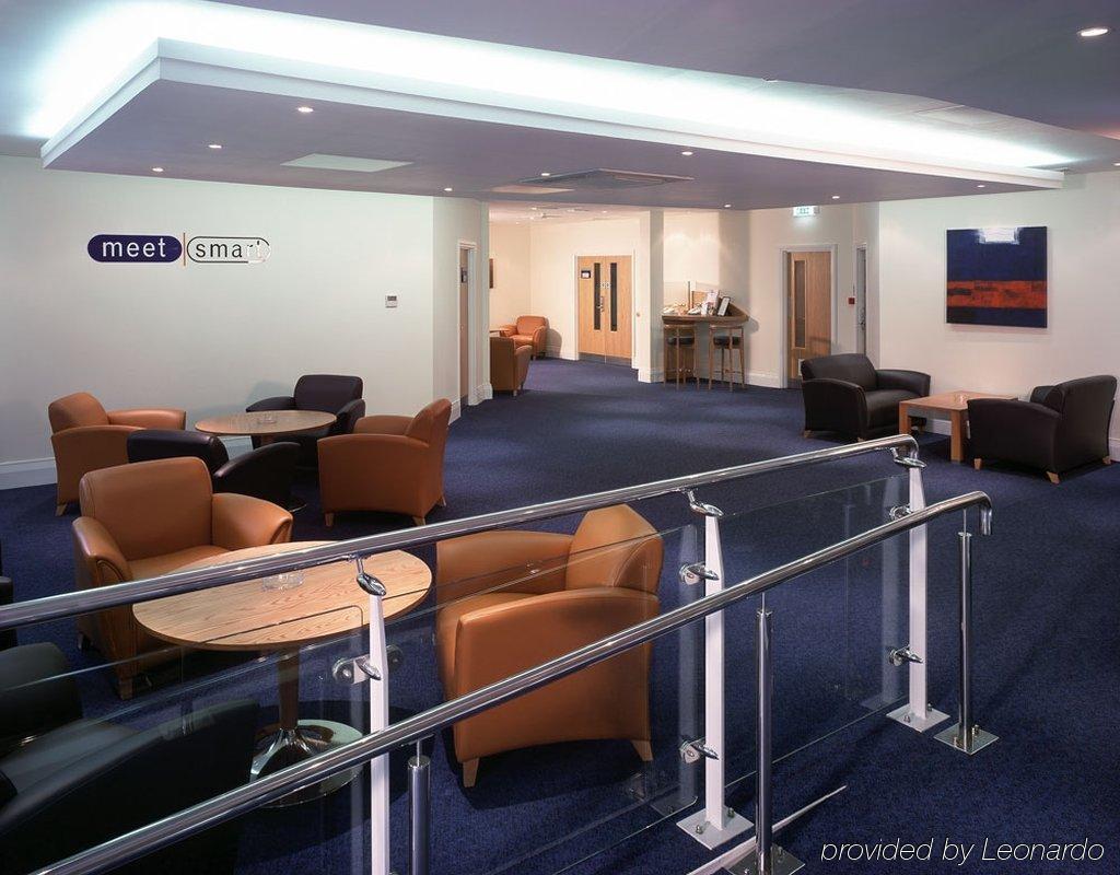 Holiday Inn Express Newport By Ihg Экстерьер фото