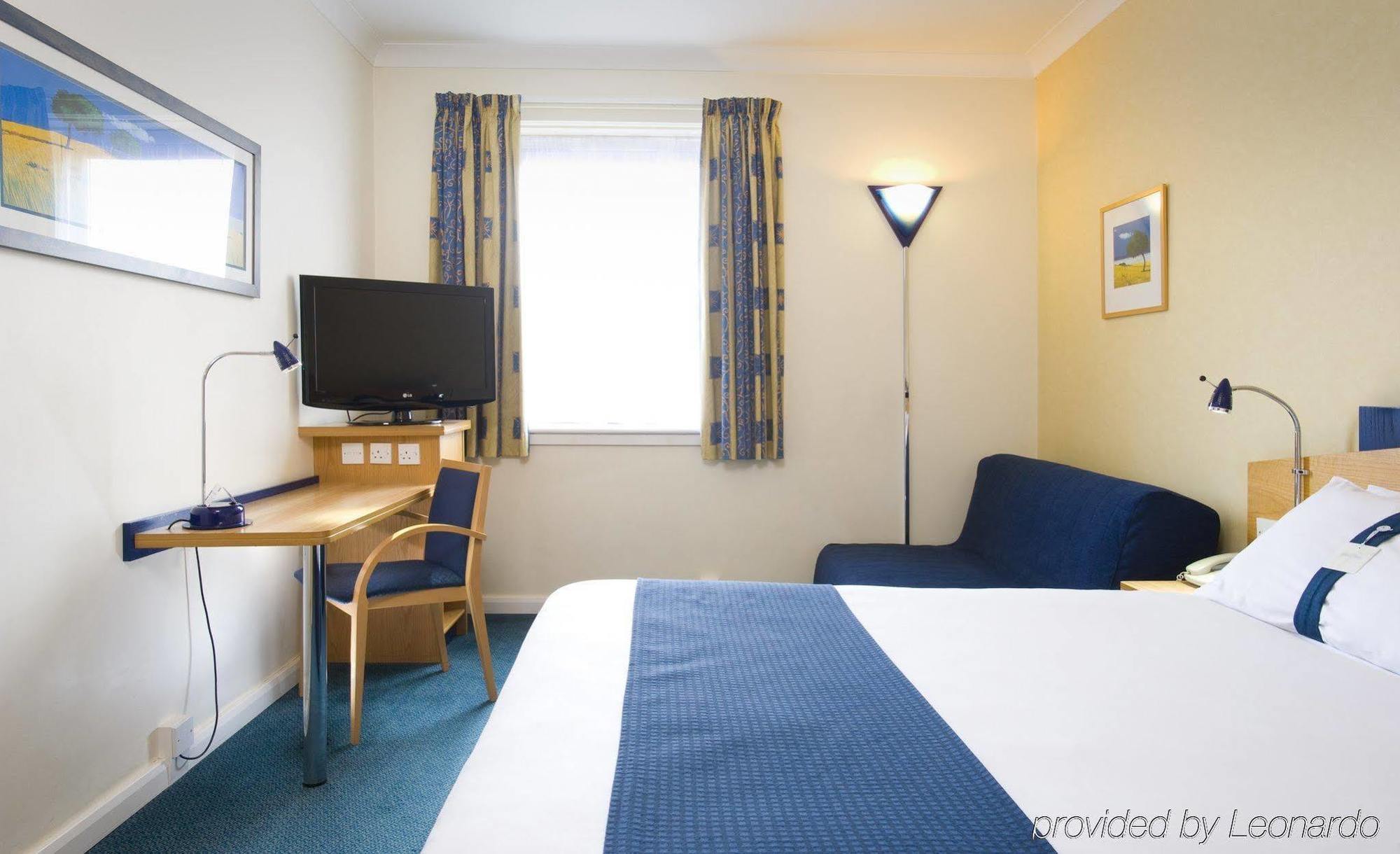 Holiday Inn Express Newport By Ihg Экстерьер фото