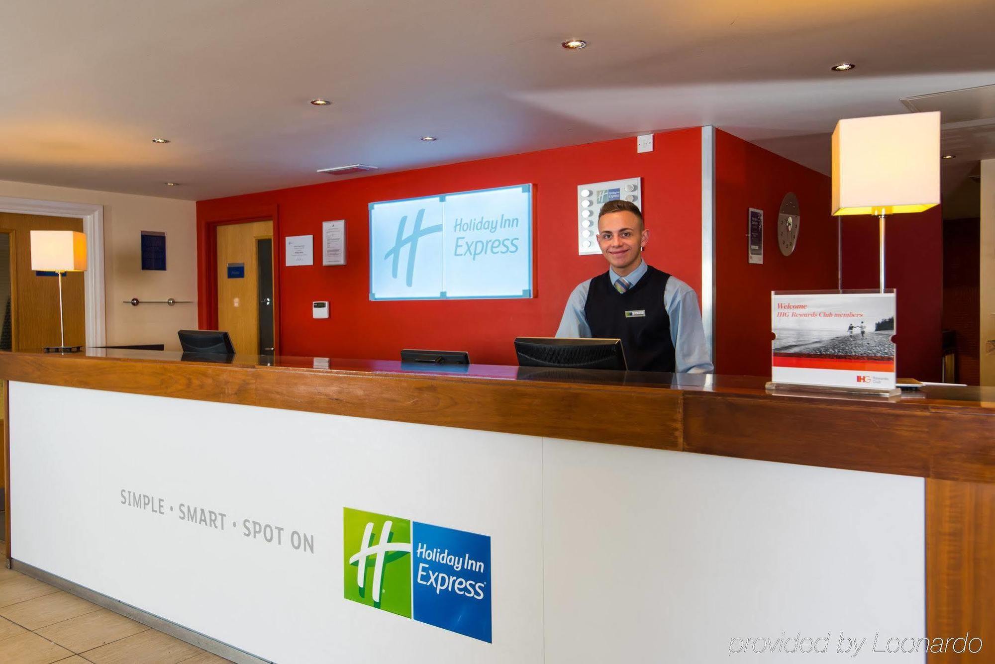 Holiday Inn Express Newport By Ihg Экстерьер фото