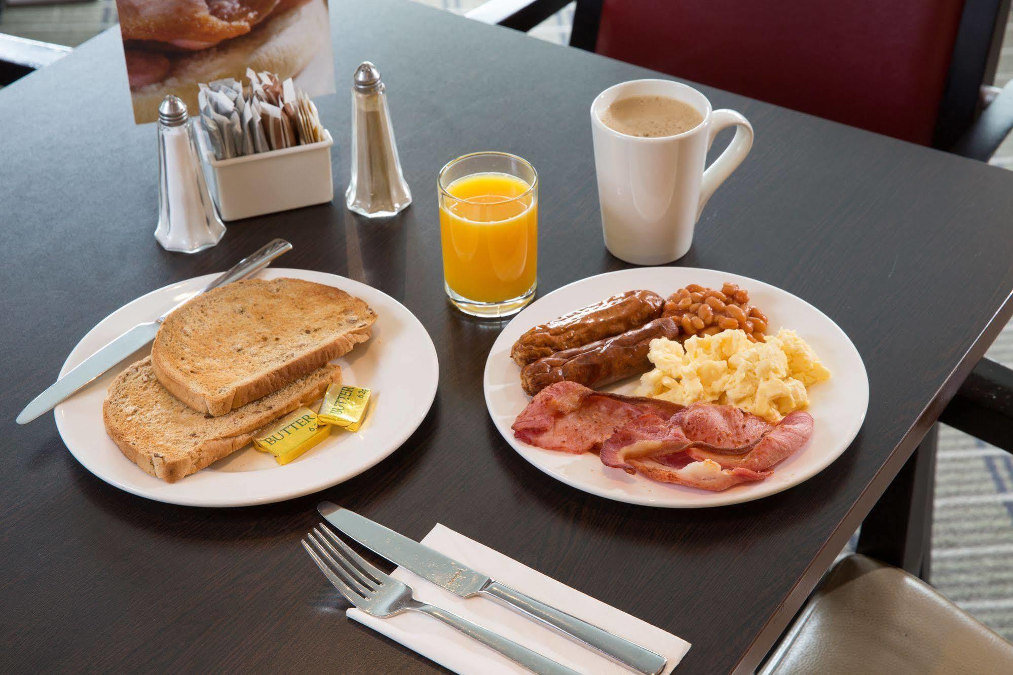 Holiday Inn Express Newport By Ihg Экстерьер фото