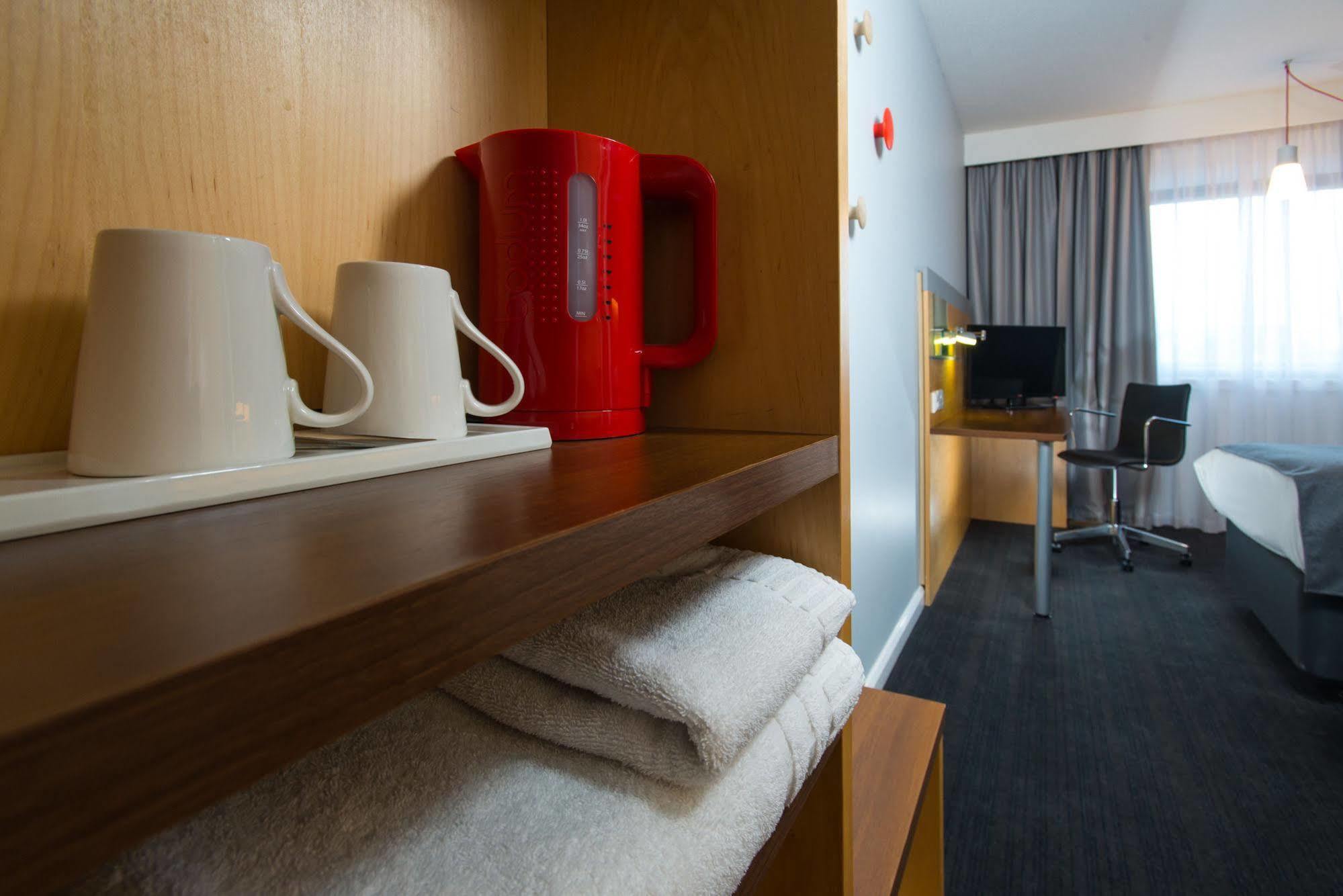 Holiday Inn Express Newport By Ihg Экстерьер фото