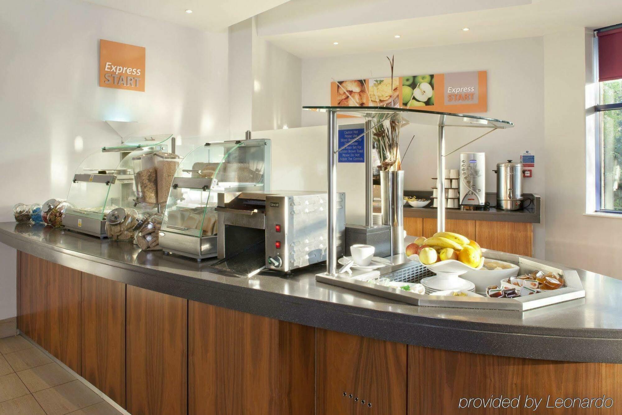 Holiday Inn Express Newport By Ihg Экстерьер фото